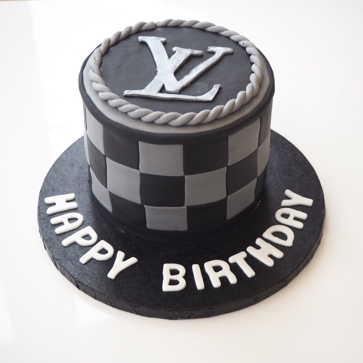 Back to baking with a themed cake 🎂🎂 Louis Vuitton themed for a 17th birthday. #happybirthday #birthdaycake #louisvuitton