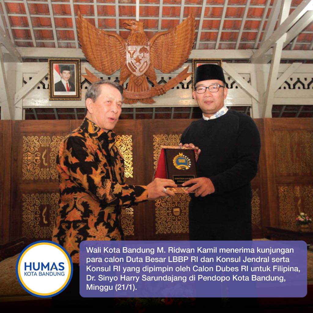 halo_bandung's tweet photo. Kunjungan tersebut dimanfaatkan Wali Kota Bandung untuk mempromosikan produk-produk Kota Bandung, khususnya beragam produk usaha kreatif ciptaan pengusaha Bandung. @ridwankamil
π· @nekomanman
#HumasBDG #BDGJuara #PemkotBDG #PemkotBandung #BDG1 #RidwanKamil https://t.co/mtDQlWNLow