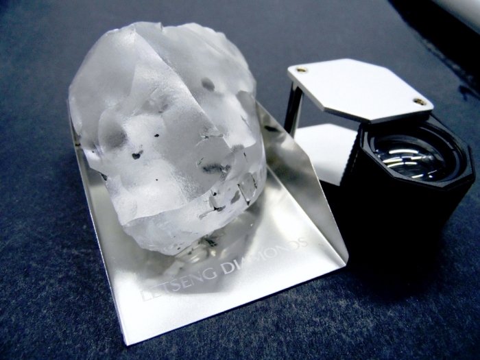iDiamondCloud's tweet photo. One of the biggest #diamonds in history has just been dug up!
The 910-carat D-colour Type IIa #diamond is believed to be fifth largest gem-quality diamond ever recovered and tops the 603ct ‘Lesotho Promise' #Gem.
#gemstones #gemstone #LooseDiamonds #DiamondsNews #DiamondInventory https://t.co/2ve6CDcsw6