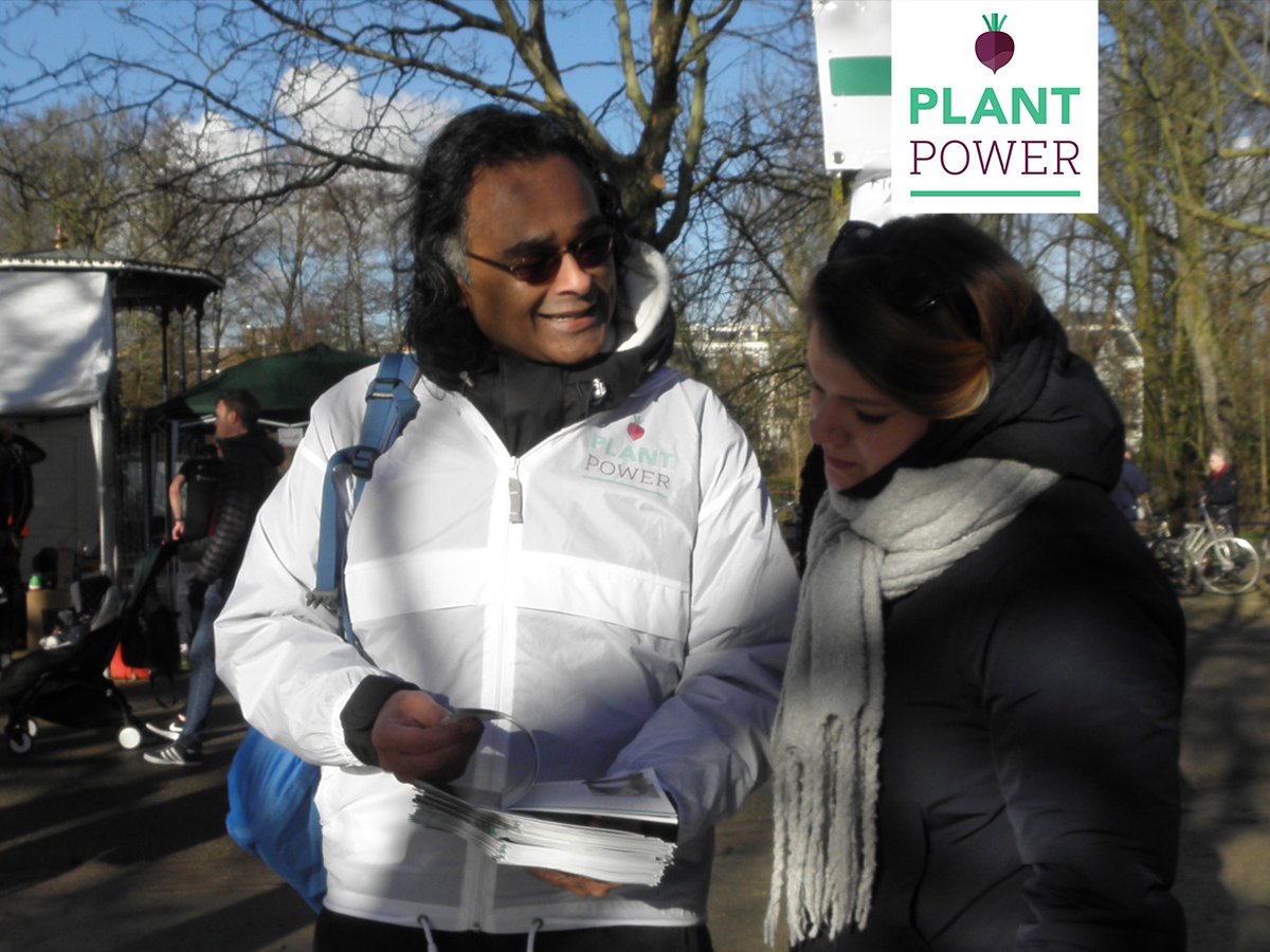 Deze toppers van Vegan Runners Nederland verschenen gisteren aan de start bij de Vondelparkloop. Plantpower was erbij om hen een hard onder de riem te steken én om toeschouwers te informeren over plantaardig eten en veganisme.
