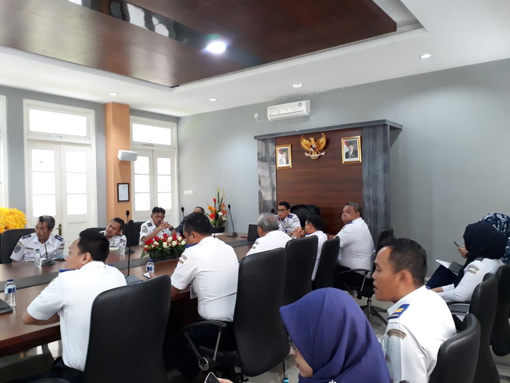 humasstpi's tweet photo. RT CurugSTPI: "1. Rapat persiapan teknis wisuda gelombang ke-2 D.II Penerbang angkatan 67 yang akan dilaksanakan pada hari Sabtu, 27 Januari 2018 dipimpin langsung oleh Ketua STPI Curug Capt. Novyanto Widadi di Ops Room STPI.. https://t.co/ZDz8vJcmrt"