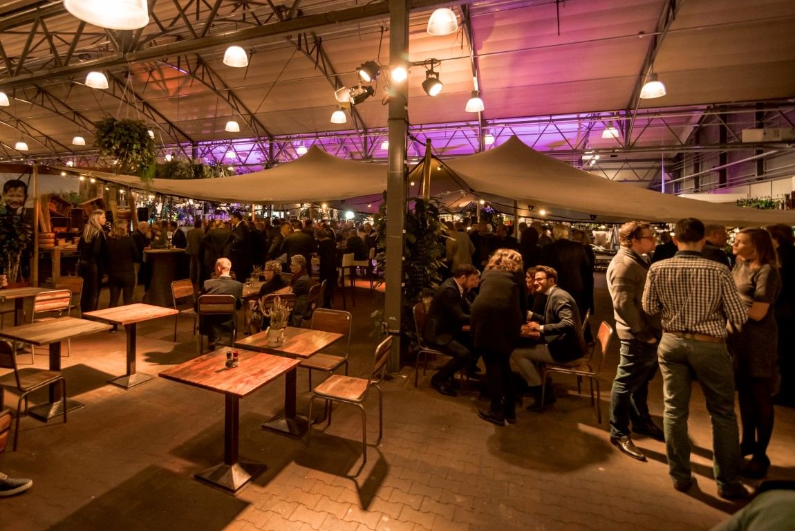 Intratuin Barneveld was dit jaar de locatie voor de nieuwjaarsborrel van de BIK &amp; JOS. In samenwerking met Intratuin Barneveld en Elstar Catering heeft Skippy-Rent deze stretchtent binnen neergezet.