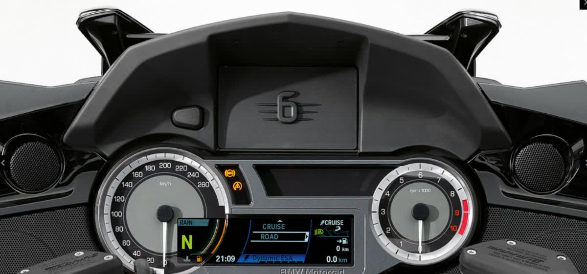 Listen to your music, navigate your way around in style! The K 1600 GRAND AMERICA has is all. Find out more about this super touring bike by contact the Donford Team on ☎️ 021 815 5000.  #BMWMotorrad # MakeLifeARide #GrandAmerica