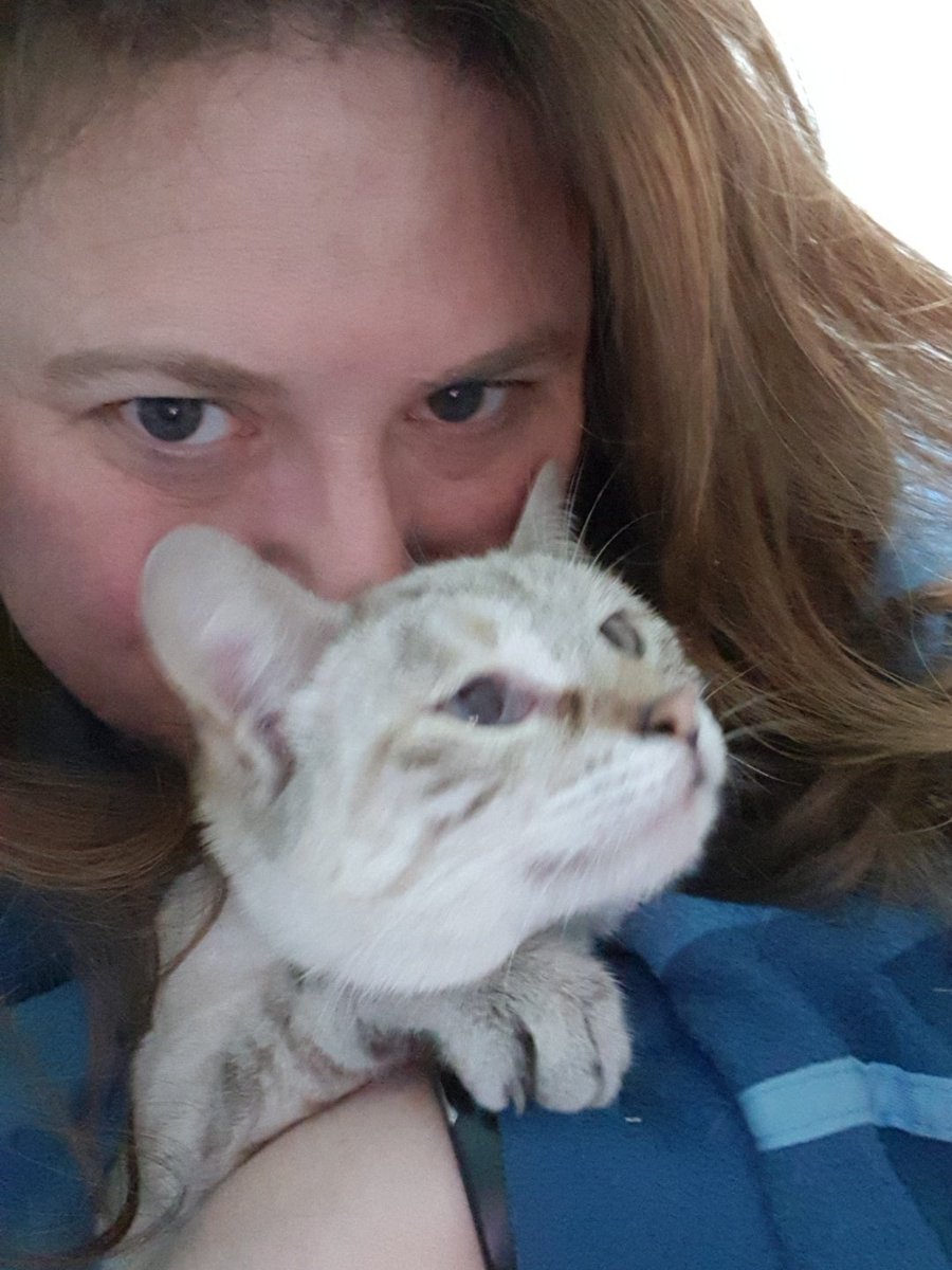 twolighteyes's tweet photo. Affrontiamo un'altra settimana. #Buondì da me e Bianca. #REDIVIVA https://t.co/TMWObSIxpA