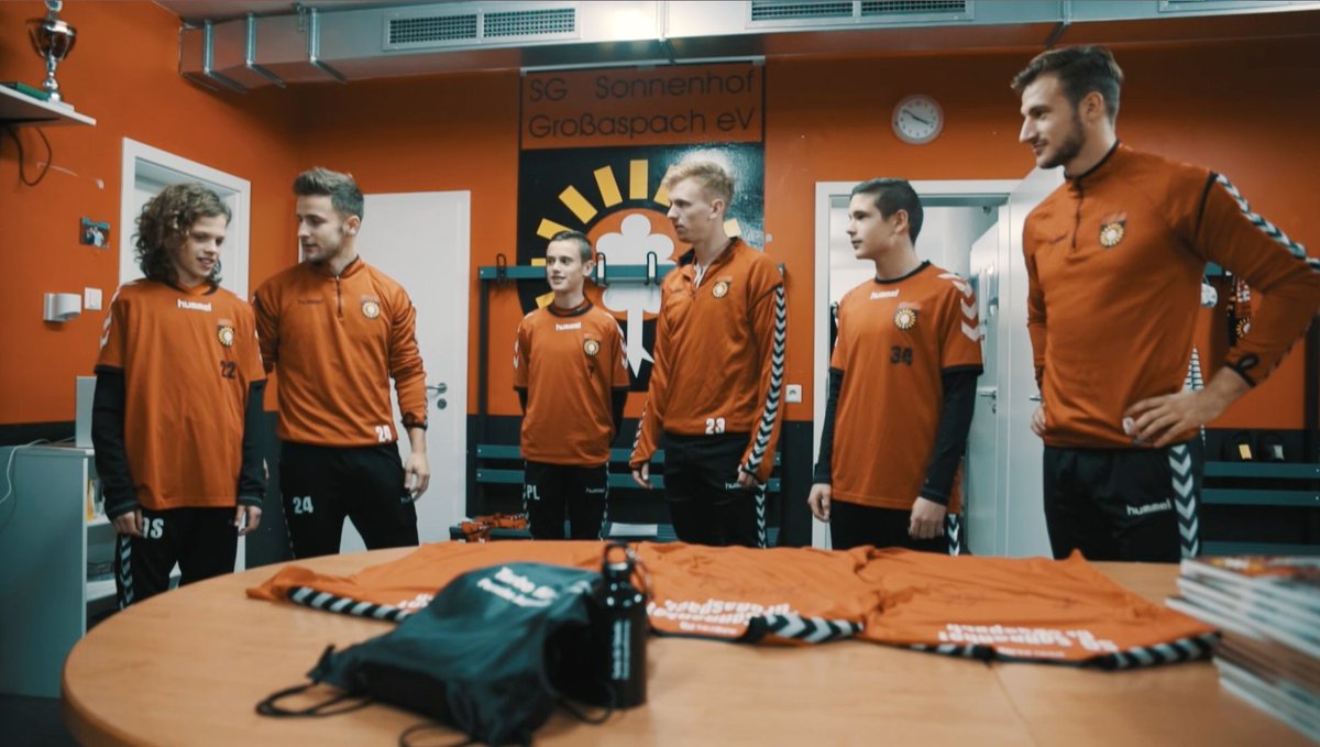 sgaspach's tweet photo. Drei Zweierteams, sechs Fußballtalente und viele tolle Momente. Drei SG-Jugendspieler treffen auf die Profis #Thermann, #Gutjahr sowie #Sohm und trainieren mit ihnen gemeinsam in der @mechatronikArea. Den Clip gibts auf https://t.co/mFZl5qHyvO oder hier: https://t.co/4LaE6ZBFcf https://t.co/gBTqgWobY6