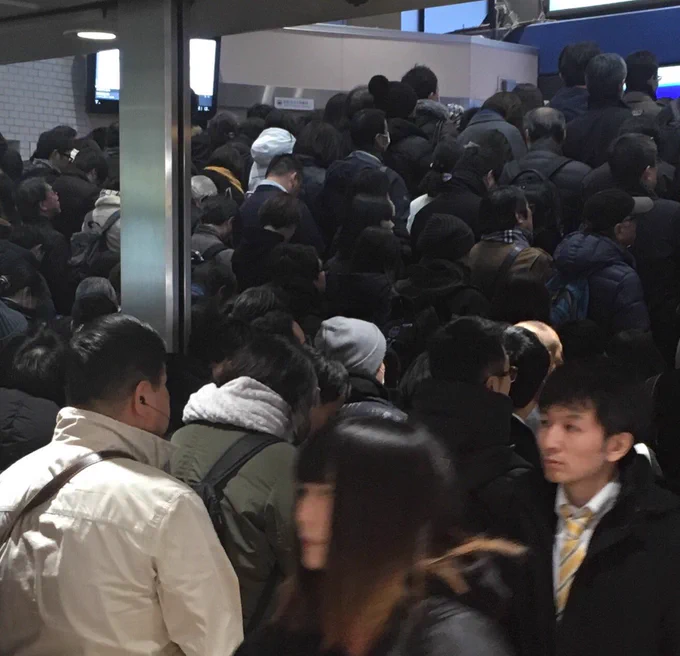 西武新宿駅入場規制かかって黒くなってる 