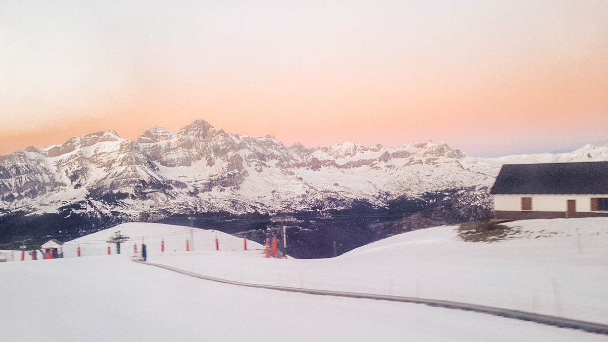 AramonFormigal's tweet photo. ¡Buenos días! Así tenemos #FormigalPanticosa desde primera hora ¡El sol ha vuelto para hacer acto de presencia!
Parte de nieve, como siempre, en: https://t.co/uKrkjvbmoc https://t.co/bZvngkQ450