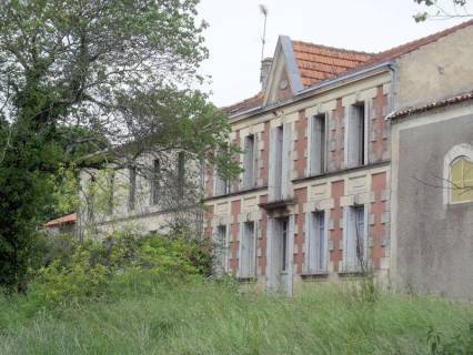 1st4FrenchProp's tweet photo. Property in #Mirambeau, #Poitou_Charentes, 222,400 euros £196,524: Ref: 14625; Estuary location for this fabulous Charentaise house and its outbuilding. This is in need of updating with some parts to renovate, though it can be lived in as it stands.… https://t.co/45Qo3gzKH3 https://t.co/xawNVFOSrU