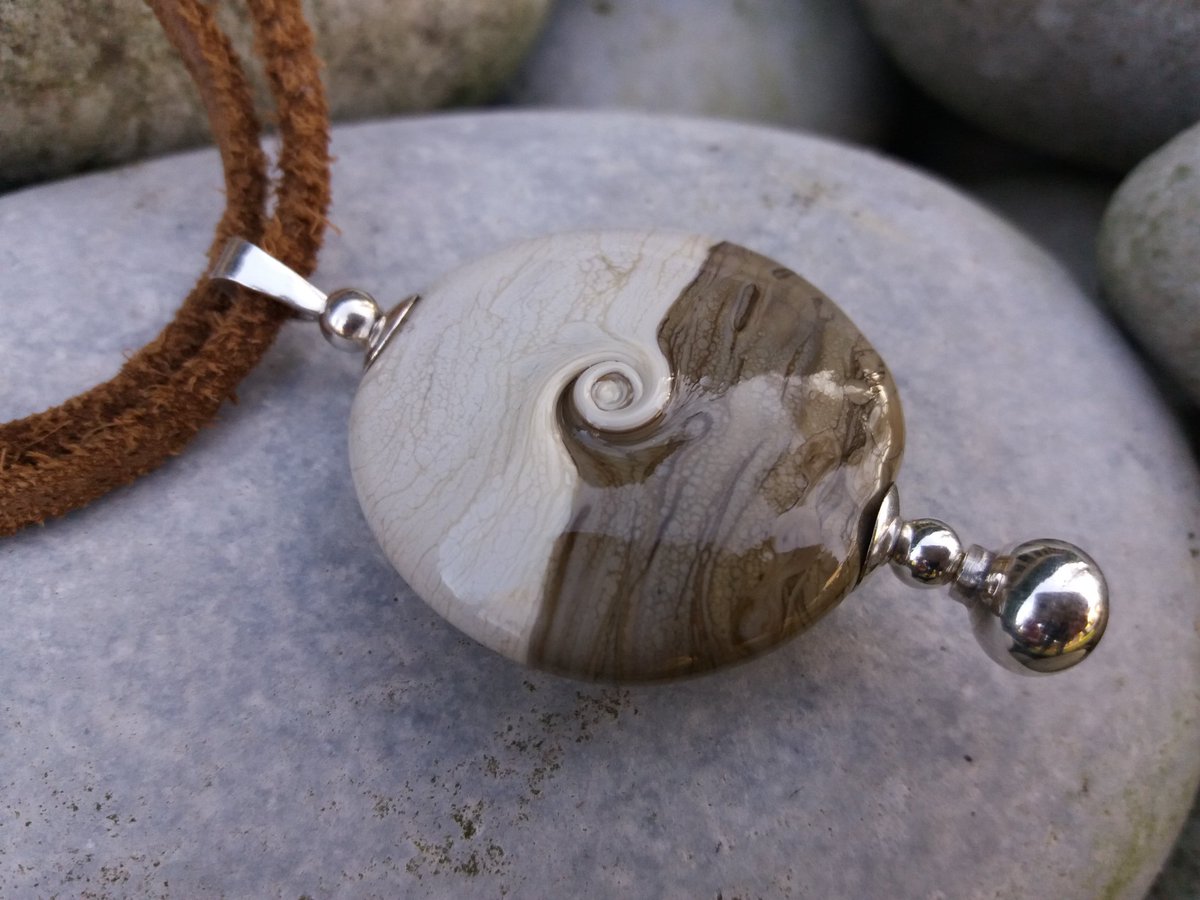 paulaoudehengel's tweet photo. NIEUW....Lentil 40 mm, afgewerkt met Sterling zilver. De zilveren eindwisselkraal kun je eraf draaien om de kraal evt te wisselen. #handmade #beadmaking #glass #glassart #glasdesign #sterlingzilver #perlesart #Reutum #Twente https://t.co/favziQoVD7