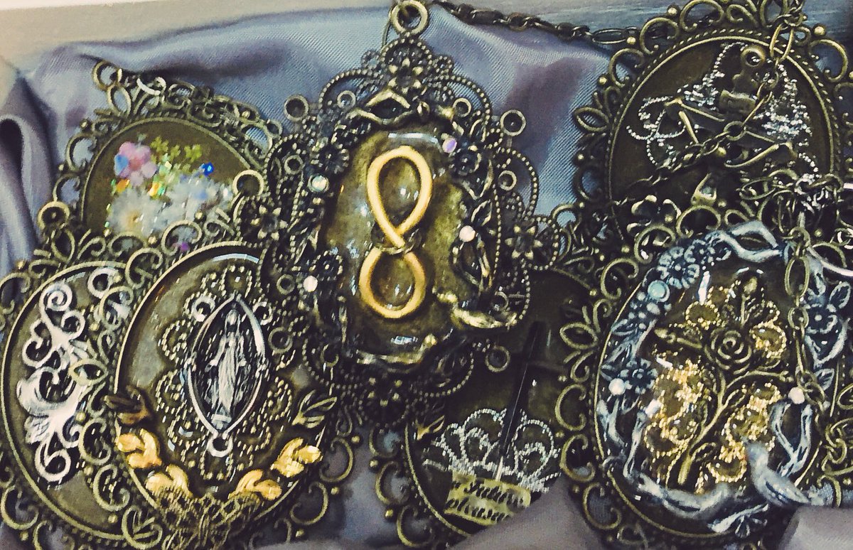 餅月 Twitter પર 誤字った W 遺髪入れ と言うのはあまりにおこがましいな と感じたので 遺髪入れ風アクセサリー としてお渡ししました 実は遺髪入れについて ちょっと嬉しいことがあったんだけどそれは内緒