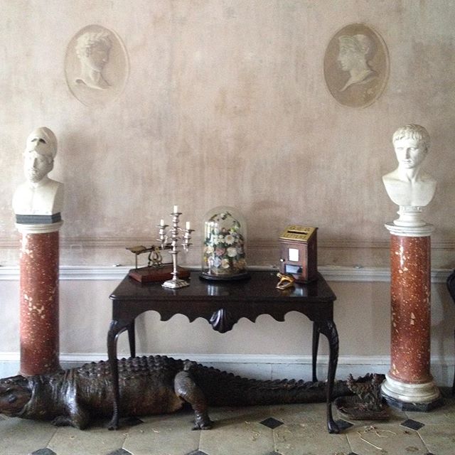 IrishAesthete's tweet photo. The entrance hall of Prehen, County Derry, its walls frescoed in 1977 by Alec Cobbe. #NorthernIreland #Prehen #CountyDerry #IrishCountryHouse #Fresco https://t.co/C157rmOS3u https://t.co/0upuF9Z4fR