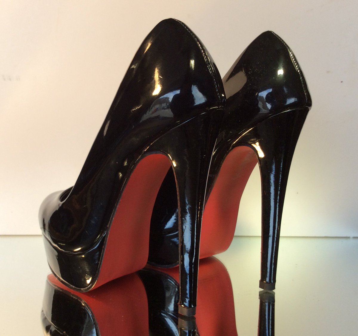 Linda36Looby's tweet photo. DIY red soles... so easy to do! 💝👠👠💝
#sexyshoes #highheels #sexyheels #shoes #stillettos #platformheels #usedshoes #shoeaddiction #shoegaze #heel #whitestillettos #buyshoes #WhiteHeels #Heels #sandals #pleaser #susst #atmosphereheels #redsoles #platform #budget #collector https://t.co/oU75MbYnyJ