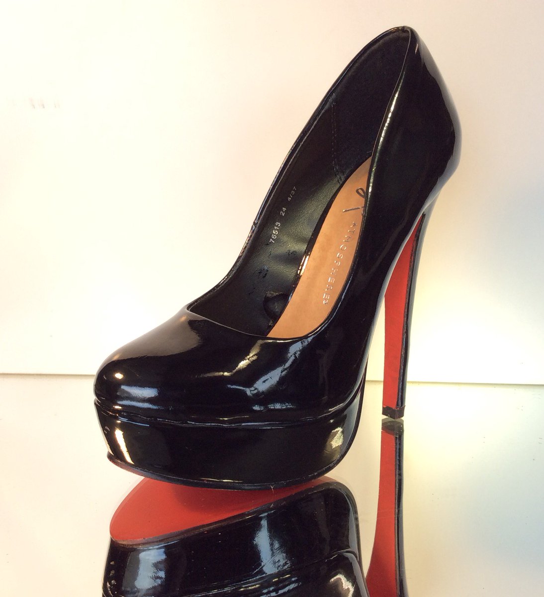 Linda36Looby's tweet photo. DIY red soles... so easy to do! 💝👠👠💝
#sexyshoes #highheels #sexyheels #shoes #stillettos #platformheels #usedshoes #shoeaddiction #shoegaze #heel #whitestillettos #buyshoes #WhiteHeels #Heels #sandals #pleaser #susst #atmosphereheels #redsoles #platform #budget #collector https://t.co/oU75MbYnyJ