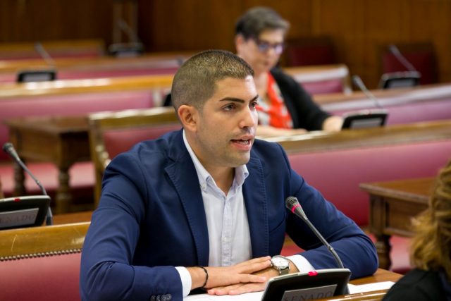 La mayoría popular del Senado no quiere que el Gobierno cumpla la #leyaudiovisual y regule los #medioscomunitarios <a href="/PabloRguezCejas/">Pablo Rguez Cejas</a> http//ow.ly/wxF130hUQQU. En junio el Congreso sí aprobó instar al desarrollo reglamentario (aunque en la práctica, seguimos igual).