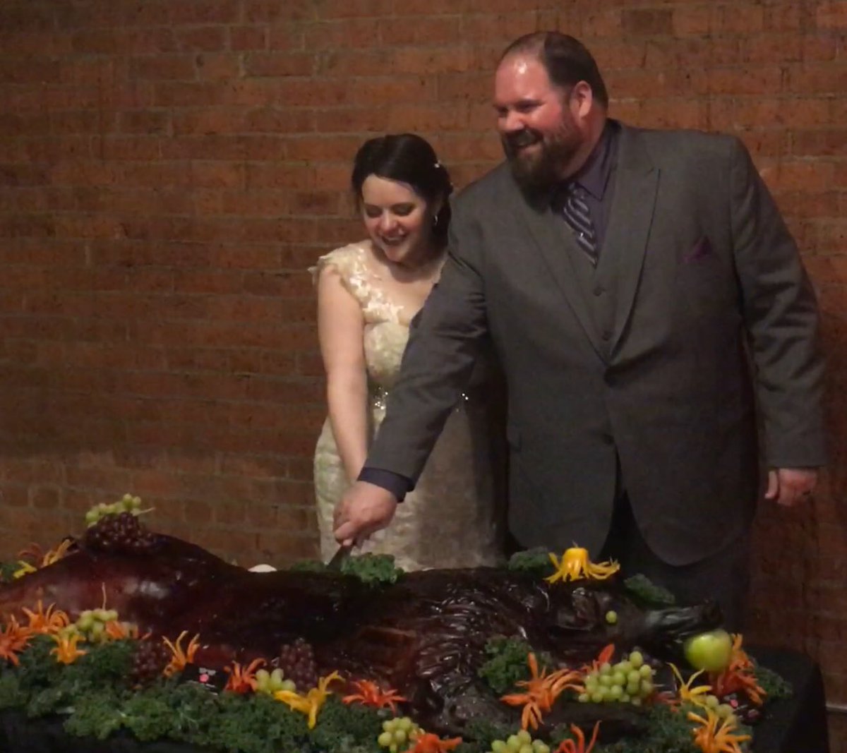 FlyingPigRoast's tweet photo. Book your 2018 wedding or event by 1/31/18 &amp; Lock in 2017 Prices! Save $100’s! #pigroast #sale #syracuse #oswego #wedding #fun #catering https://t.co/jEHsLbeyKf