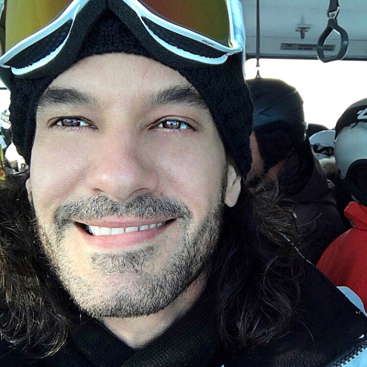 MarioCimarro's tweet photo. Por su agujero: el clarín
Me tiende, trinando, el ala.
¡Arpa soy, salterio soy
Donde vibra el Universo:
Vengo del sol, y al sol voy:
Soy el amor: soy el verso! https://t.co/ME9B6p6xxS
