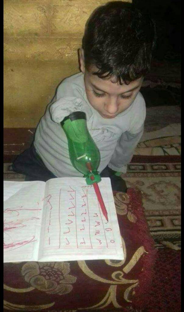 رساله للمتشائمين والذين يشتكون من الدراسة انظروا لهذا الطفل البريئ 
لم تمنعه إعاقته من إكمال دراسته وبطريقته...🌸
