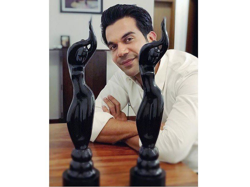 timesofindia's tweet photo. 63rd Jio Filmfare Awards 2018: @RajkummarRao thanks fans for his double wins https://t.co/XuWmDRrTW4
#JioFilmfareAwards https://t.co/BDRSsrNXUQ