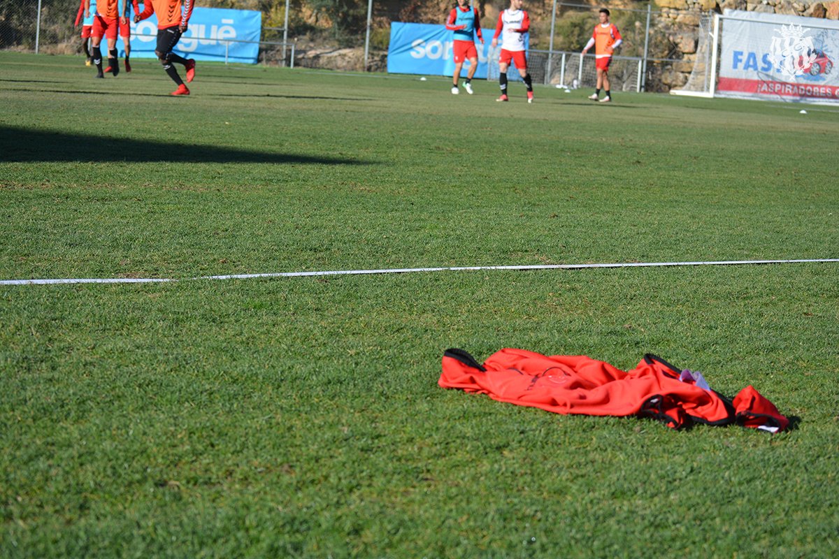 NASTICTARRAGONA's tweet photo. ENTRENAMENT | 🏋️‍⚽️ L'equip ha completat la sessió d'entrenament i corresponent recuperació física després del dia de partit. Aquesta tarda, a les 16 h, el Nàstic realitzarà un partit d'entrenament davant el @cfreddis a les instal·lacions del @CEFutbolSalou.

💪🔴⚪ #ForçaNAS https://t.co/9po016kFSy