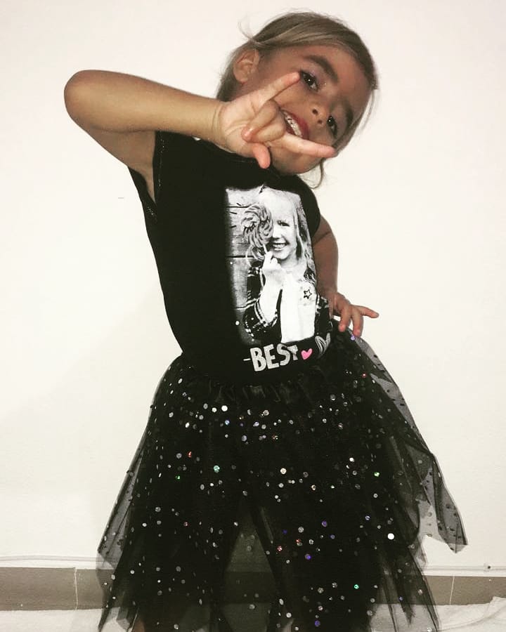 Ciiinderela_'s tweet photo. Um anjo que caiu do céu e cruzou meu caminho, dádiva do meu senhor, que não me abandonou e me deu você pra eu nunca mais caminhar sozinha 🎶❤️🤘 https://t.co/uL1t6DtMKL