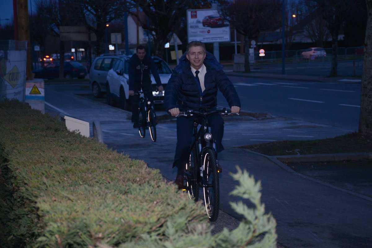 Chateauroux36's tweet photo. Visite de l'entreprise #VéloÉlec, située venue Pierre-de-Coubertin à #Châteauroux. Née de la rencontre entre les fabricants #Thoonsen et #Mooof, VéloElec est spécialisée dans la  conception et la vente de #VélosÉlectriques, sous la marque #Moxo. 
https://t.co/udM15bIIcx https://t.co/PEq8iH5YCE