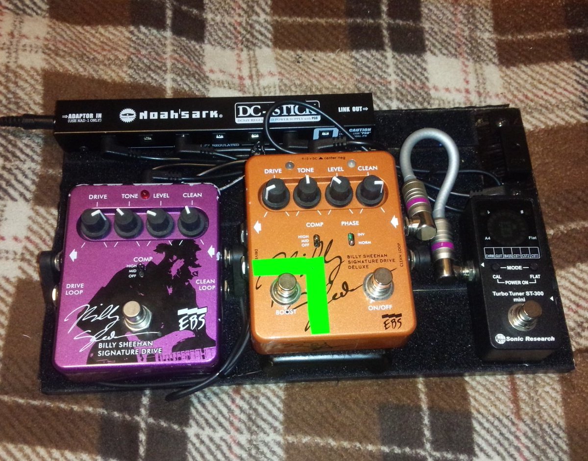 鵡汰 むた 8 6横浜セッション 延期 本来はギグゲースに入るコンパクトなサブボードな立ち位置ですが メインボードの重量都合により実質メインボードとなってる足元です 一目でビリーシーン好きが分かるボードですが 鵡汰はピック弾きメインなので