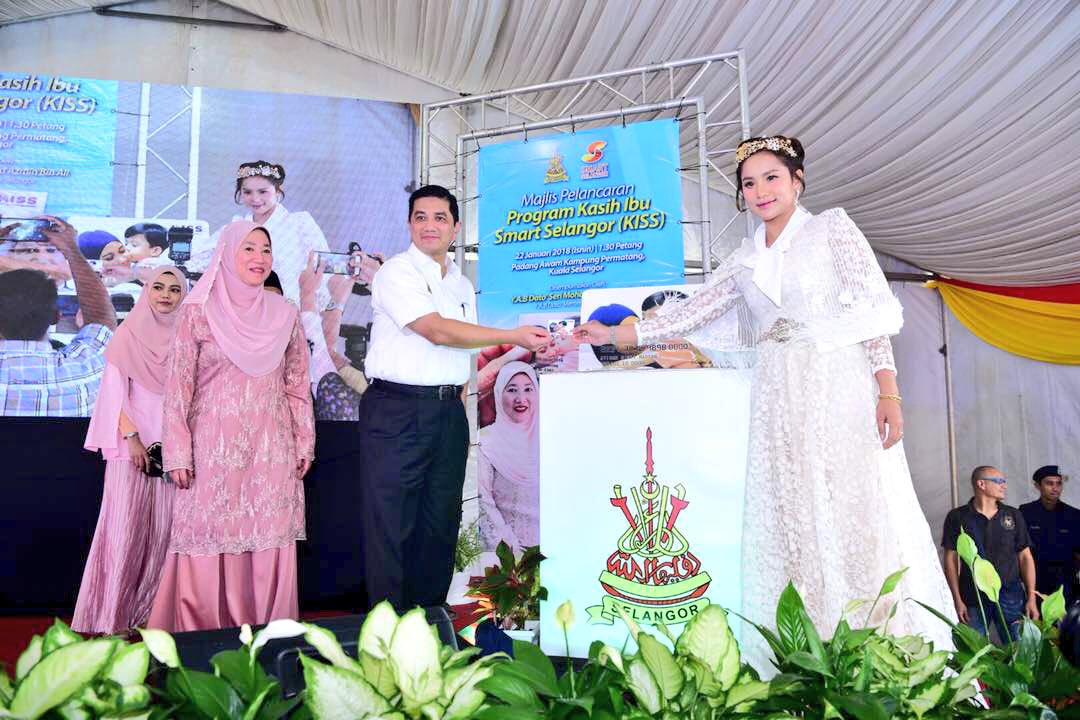 AzminAli's tweet photo. Melalui pemberdayaan ini, menjadi harapan Kerajaan Negeri agar ibu &amp; wanita Selangor akan berada di saf terkehadapan dalam kemajuan di kalangan wanita Malaysia. #SmartSelangor #PeduliRakyat #IPR https://t.co/bl3cAE9ji8