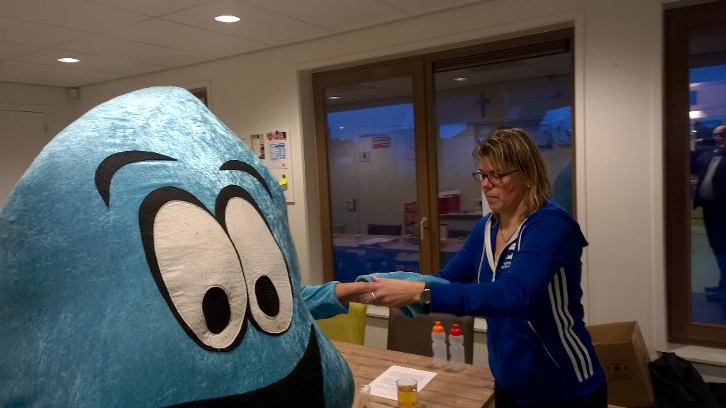Start drinkwater-campagne in St. Josephschool in Burgerbrug Judith Gielens (JOGG coördinator) helpt Druppie in pak