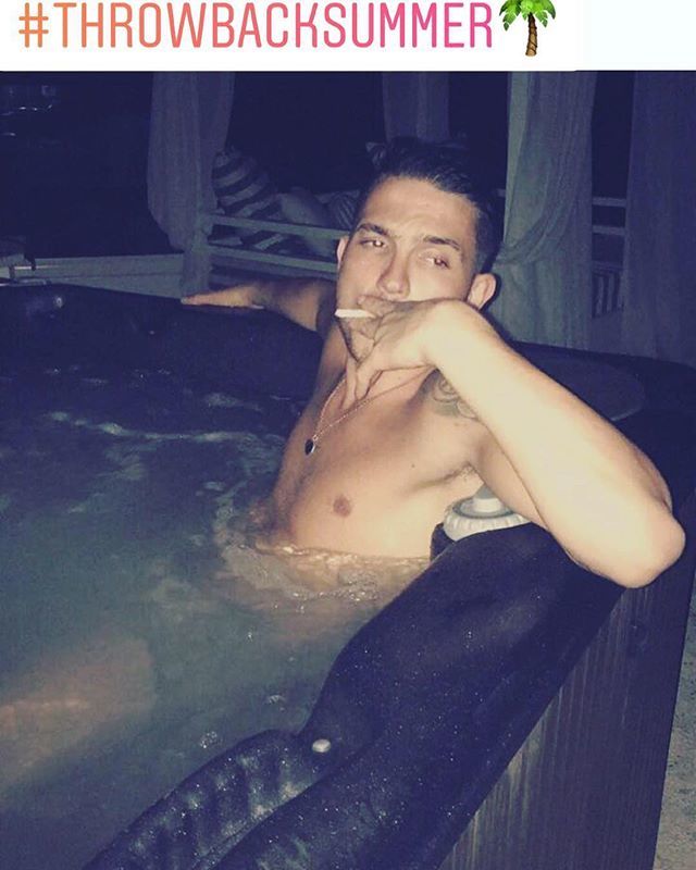 ItsJoeMayer's tweet photo. #throwbacksummer 🌴 ☀️ #feltlikeamillion #moregoodvibes #jacuzzi #nightchills #smokingup #somewheremagical💫 #freshprinceofbelair #kingintheheart ❤️ #moremusicontheway #learningeveryday #becomingmyself #loveandhappiness #unsignedartist #comingforth… https://t.co/UwK5T3Y68D https://t.co/iLy8wcwhlq