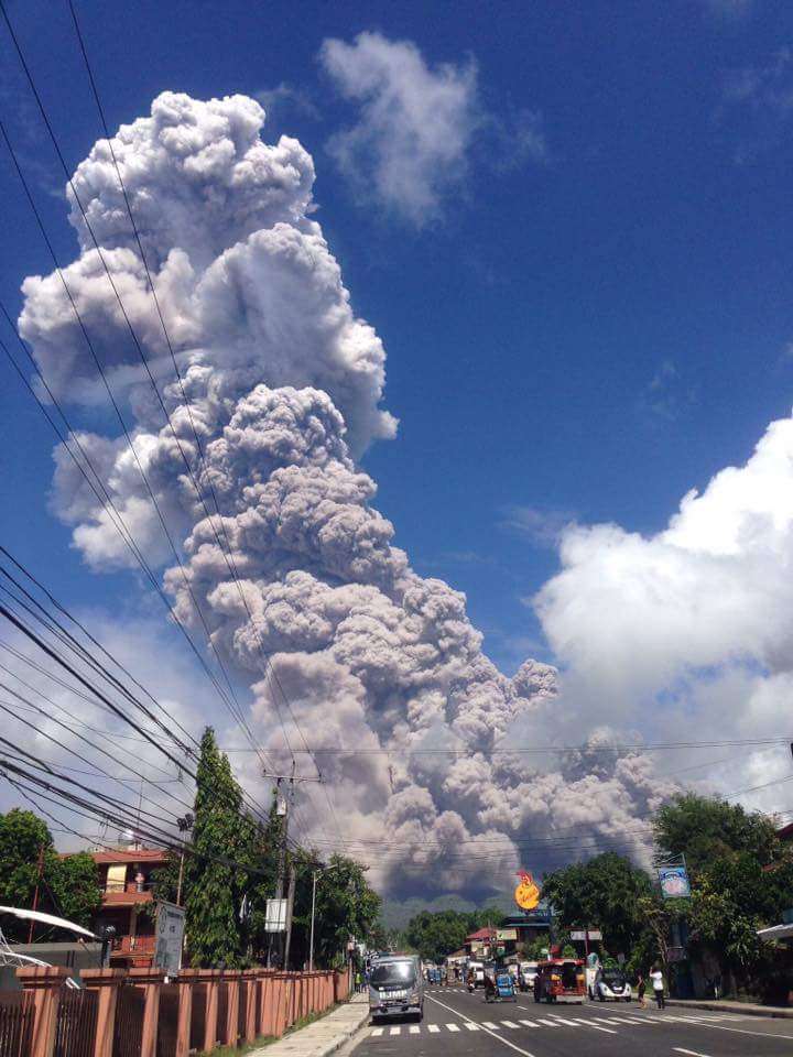 KamponNgReyna's tweet photo. I am not scaring everyone but these are some of the most recent pictures I got from my fellow Bicolano/s. Zero visibility na sa Ligao/Guinobatan. Iringat tabi an gabos. Stay indoors and wear your facemasks. #PrayForAlbay https://t.co/61q1cWrsbH