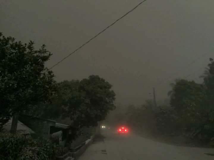 KamponNgReyna's tweet photo. I am not scaring everyone but these are some of the most recent pictures I got from my fellow Bicolano/s. Zero visibility na sa Ligao/Guinobatan. Iringat tabi an gabos. Stay indoors and wear your facemasks. #PrayForAlbay https://t.co/61q1cWrsbH
