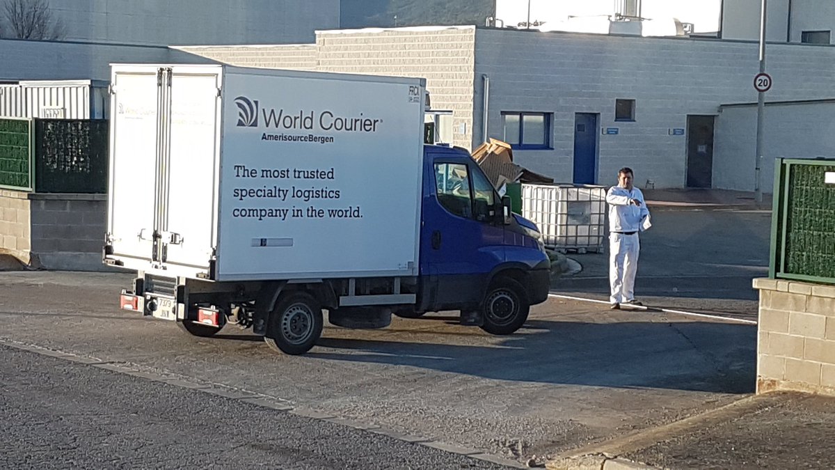 ZR0FKSGVN's tweet photo. #WCTrucksOnTour one of our local driver .trying to take my space .. #wcspain @Worldcourier https://t.co/GVmRWSh5pc