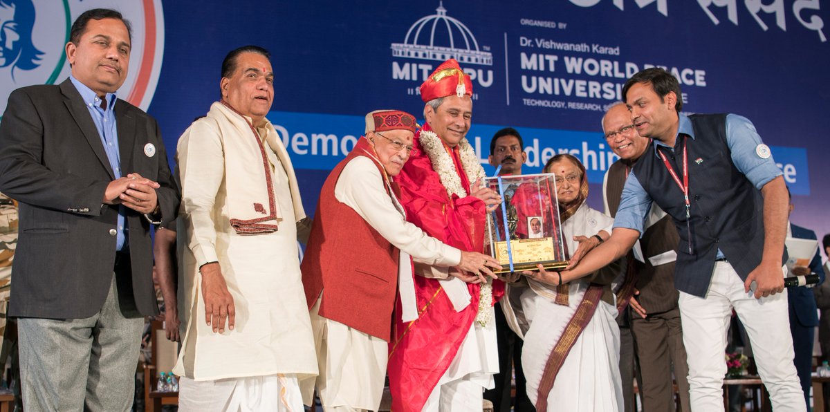 mit_sog's tweet photo. We proud to honour Shri. Naveen Patnaik - Hon’ble Chief Minister of Odisha & President, Biju Janata Dal with Aadarsh Mukhyamantri Award (Ideal Chief Minister) award at #8thBCS #MITSOG @Naveen_Odisha @CMO_Odisha https://t.co/wdP7qev5EG