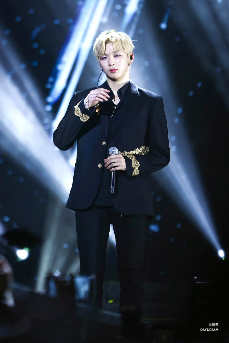 DAYDREAM_961210's tweet photo. 롯데리아먹으면서 다녤사진보는 삶 최고지 👍🏻 크 #강다니엘 https://t.co/FyD45i5bjo