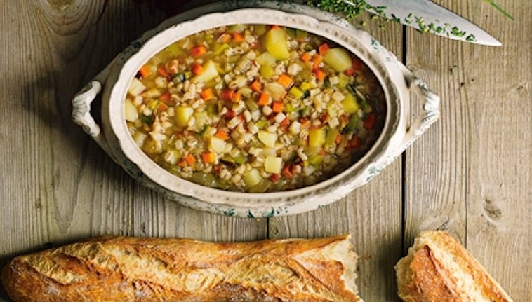 Schweizer Spezialität: Gerstensuppe mit Bündnerfleisch, angerichtet mit Schnittlauch und einem Klecks Crème fraîche. rezept.sz-magazin.de/rezept/gersten…