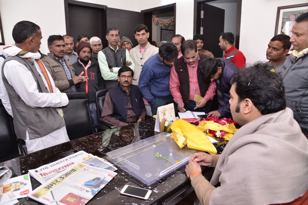 मथुरा स्थित आवास पर जनता दर्शन कर आमजन की समस्याओं पर गौर किया। पेयजल  की कमी,बिजली कनेक्शन मिलने में परेशानी और कनेक्शन के लिए मनमाने एस्टीमेट बनाए जाने की शिकायतों पर कार्यवाही के लिए अधिकारियों को आदेश दिए। <a href="/UPGovt/">Government of UP</a> <a href="/BJP4India/">BJP</a> <a href="/BJP4UP/">BJP Uttar Pradesh</a>