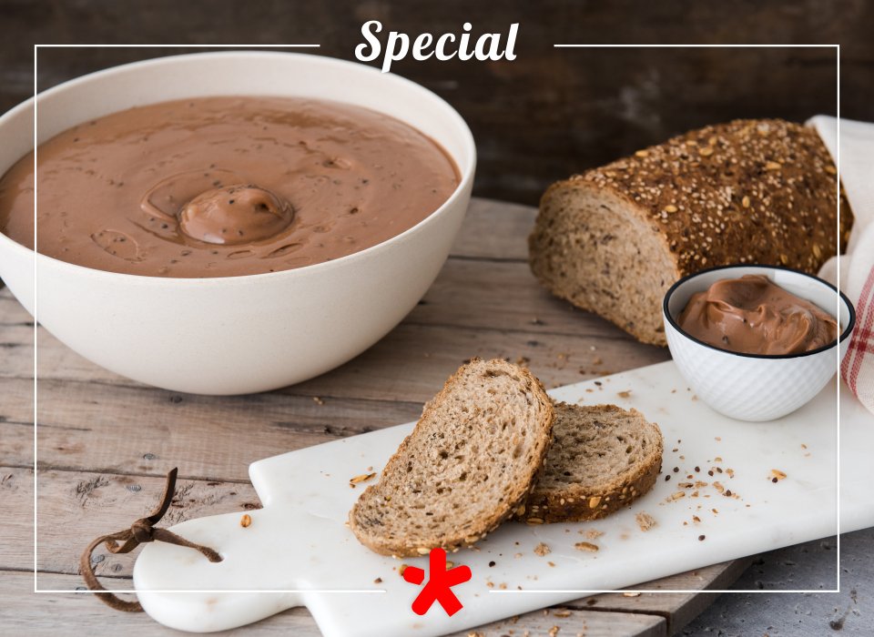 VAVGroep's tweet image. Deze praliné chocopasta van Arnouts zit boordevol hazelnoten en verrukkelijke Belgische fondant chocolade. Maar het échte geheim van deze chocopasta is de bereiding op basis van crème anglaise; hierdoor is de chocopasta heerlijk smeuïg en zacht van smaak. Wij zijn fan!