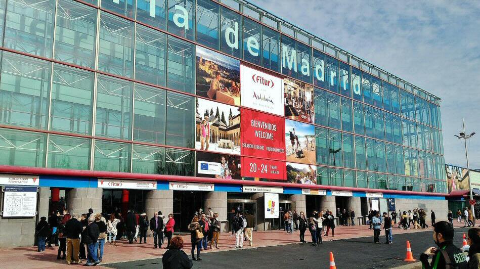 thinkotel's tweet photo. #Fitur bate récord de asistencia con 251.000 participantes.

Lo que representa un #crecimiento del 2,5% con respecto al año pasado, con un impacto #económico para la capital de hasta 260 millones de euros tras cinco días de lleno total en hoteles.
https://t.co/PWxYpuoCtY https://t.co/1W4kkxPPiS