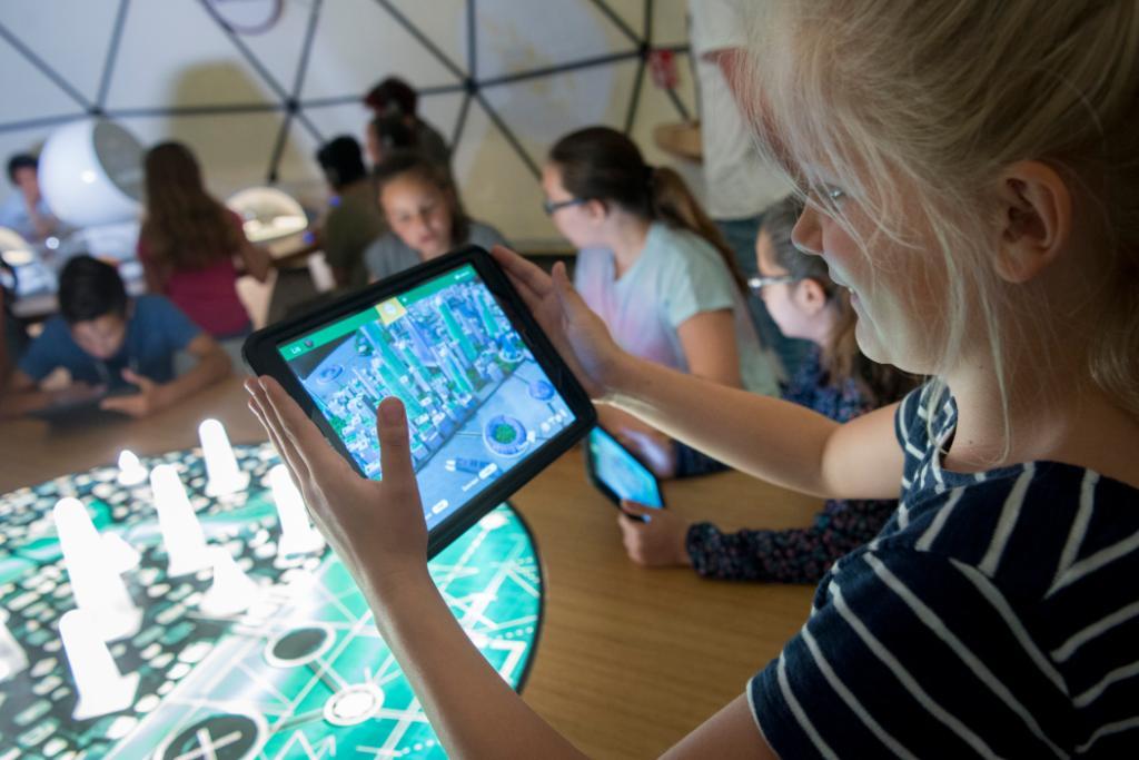 Shell_Nederland's tweet photo. Doe het lekker zelf! Ruim 700 leerlingen gaan komende twee weken aan de slag met wetenschap en techniek bij de @WUR en de #GenerationDiscover bright ideas hub. https://t.co/ZaTF71JqyB https://t.co/GHmEb8QaJi