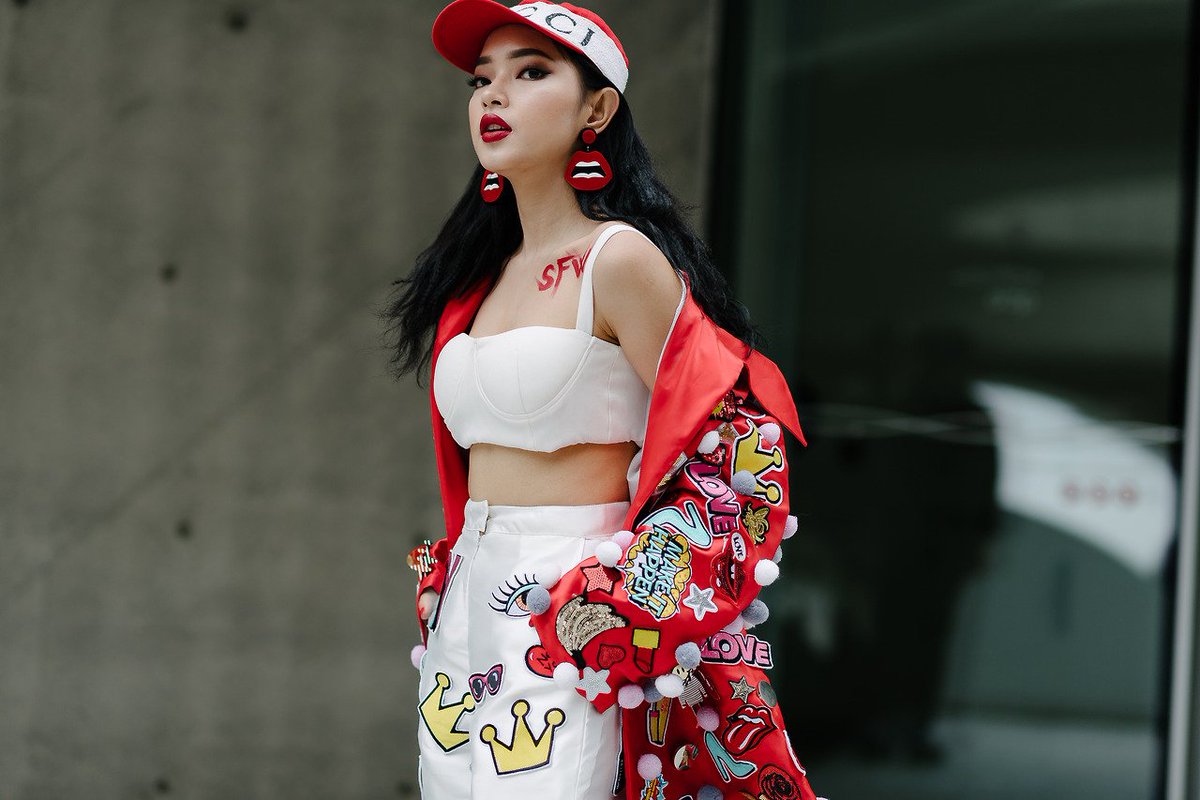 hoodcouturemag's tweet photo. Seoul Fashion Week Street Style. https://t.co/FOVkZmgpy9
