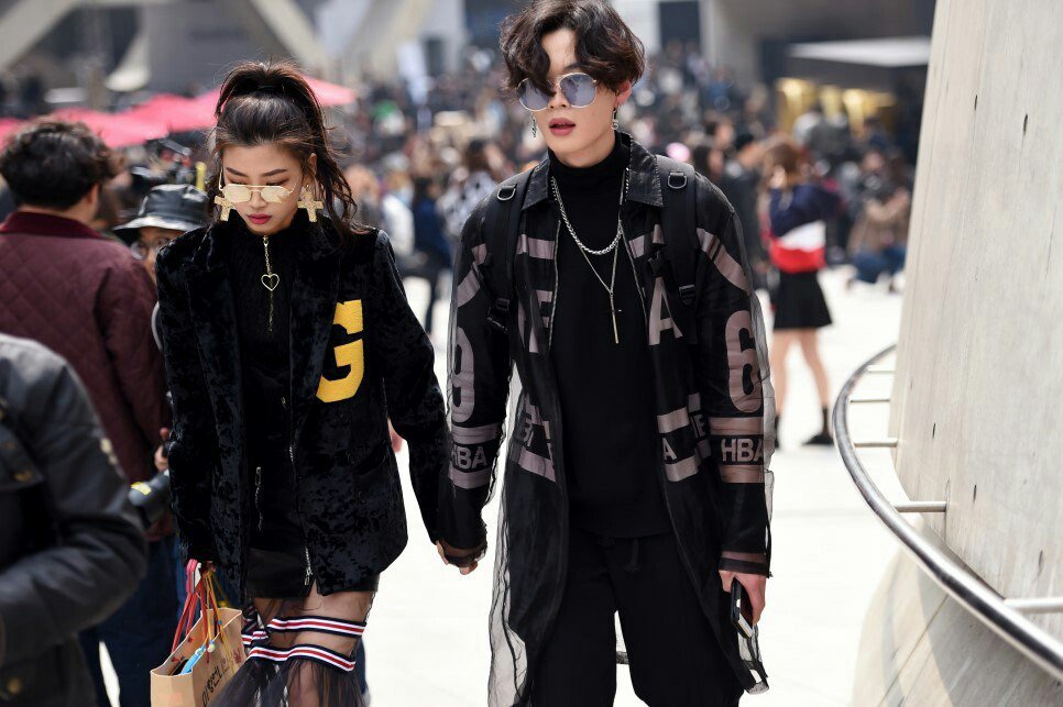 hoodcouturemag's tweet photo. Seoul Fashion Week Street Style. https://t.co/FOVkZmgpy9