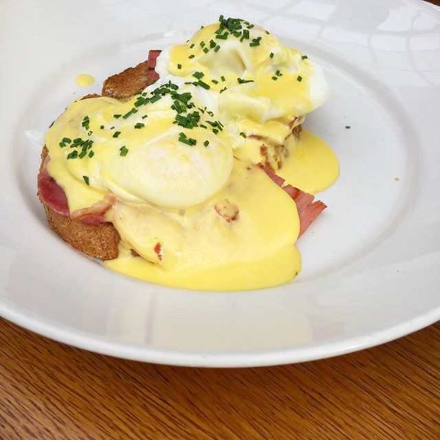 BFinLondon's tweet photo. Monday is as good as any other day for a #brunch right?! 😁😇 and nothing like a classic and fulfilling #eggsbenedict to shake of the blues 😉 https://t.co/3A0TvOr5Im