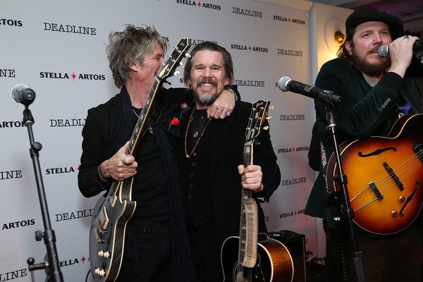 urs5asa's tweet image. 「Blaze」のcast party（アフターパーティ？）ではベン・ディッキーやチャーリー・セクストンとギター演奏したっぽい！ #サンダンス2018