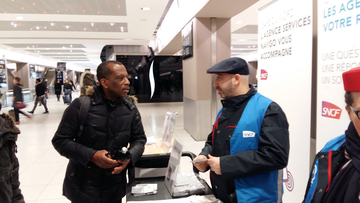 FouziaHocini's tweet photo. En direct de Paris Gare du Nord les agents vous accueillent pour parler navigo et validation !@RERB @RERD_SNCF @fredbell75 @carolefo75 @Laura_aitm @Mohamed_Bouarfe https://t.co/yeIeNJ7iEb