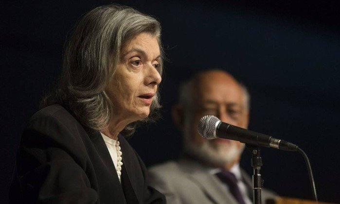 JornalOGlobo's tweet photo. Cármen Lúcia suspende posse de Cristiane Brasil. https://t.co/OBfJ9ciTih https://t.co/KR7UEKKtBN