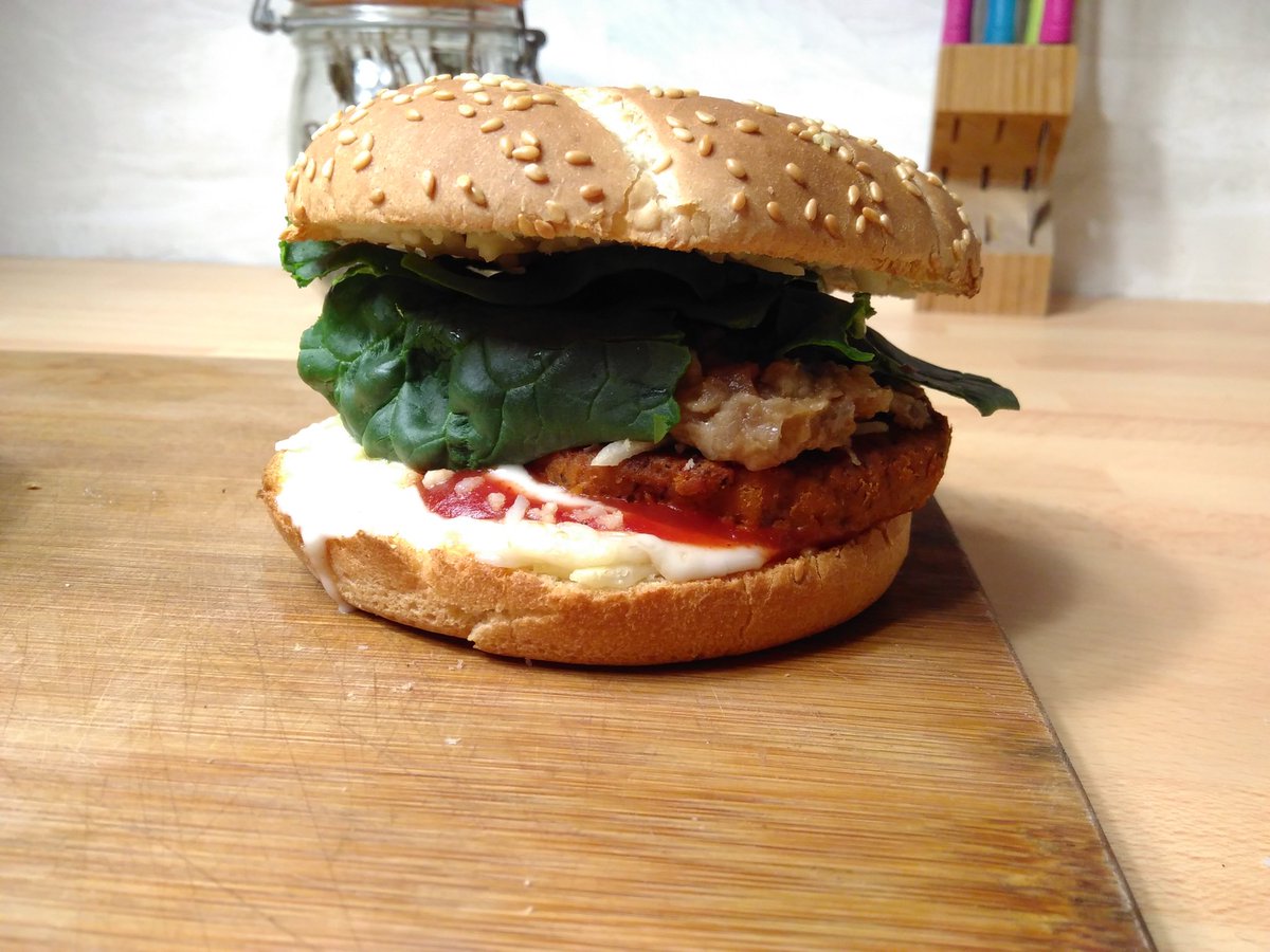 uncourantdevert's tweet photo. Une #SemaineSansViande ça ne veut pas dire se priver de burgers si vous aimez ça. Ceci est un #burget #végétalien. #veganfood https://t.co/wv0eQv7mBt