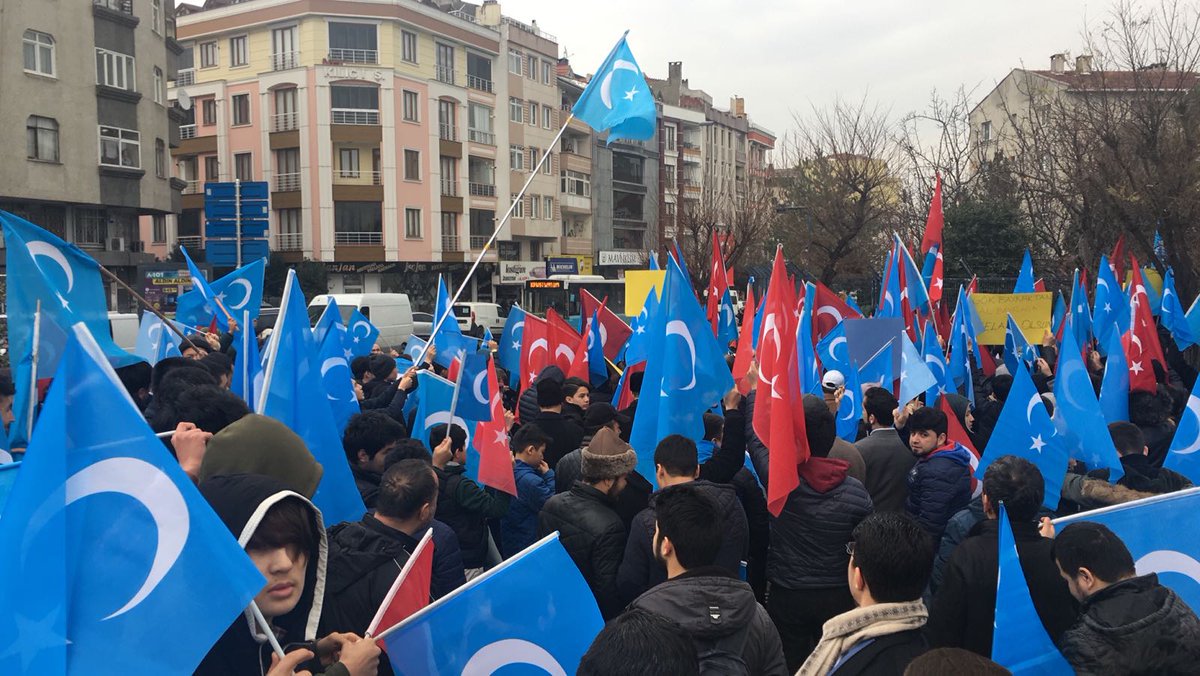 Meselenin  #MilliMesele olduğunu anlayan Türkistanlı hemşehrilerim,
Bu sabah Askerlik Şubesi'ne gidip Afrin'de savaşmak için dilekçe verdiler.
Türkiye tüm Türk-İslam aleminin kalbidir, devletimizin emirlerini bekleriz demişler.Helal olsun soydaşlarımıza
Vallahi bizi yıkamazsınız!