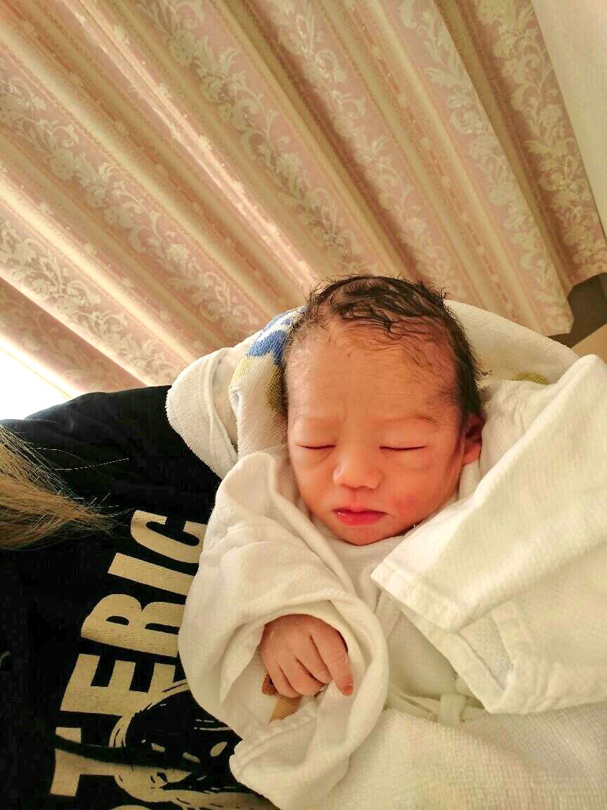 anrio6o9's tweet photo. 昨日、急遽帝王切開にて
無事に男の子出産しました👶

とても可愛い❤️

小柄ちゃんだけど
おっぱいもミルクも飲んでくれてるし、大きくなるといいな💓

産まれてきてくれて
ありがとう😊💓 https://t.co/IbA4foUgjg