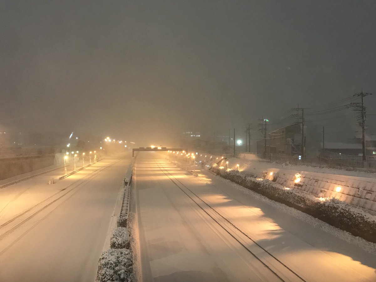 Twitter पर つっぱ 雪で通行止めになった東名高速道路をご覧下さいませ スキー場ではありません