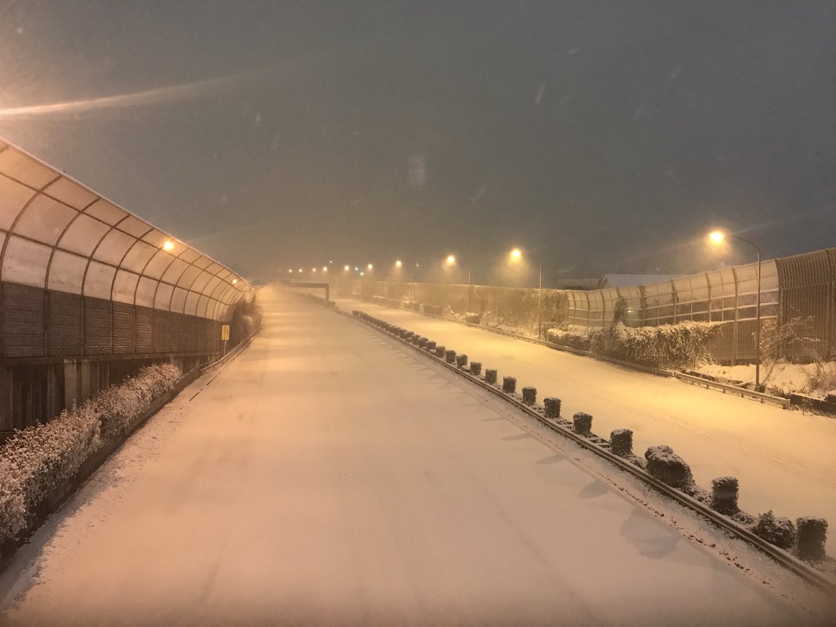 Twitter पर つっぱ 雪で通行止めになった東名高速道路をご覧下さいませ スキー場ではありません Twitter पर つっぱ 雪で通行止めになった東名高速道路をご覧下さいませ スキー場ではありません